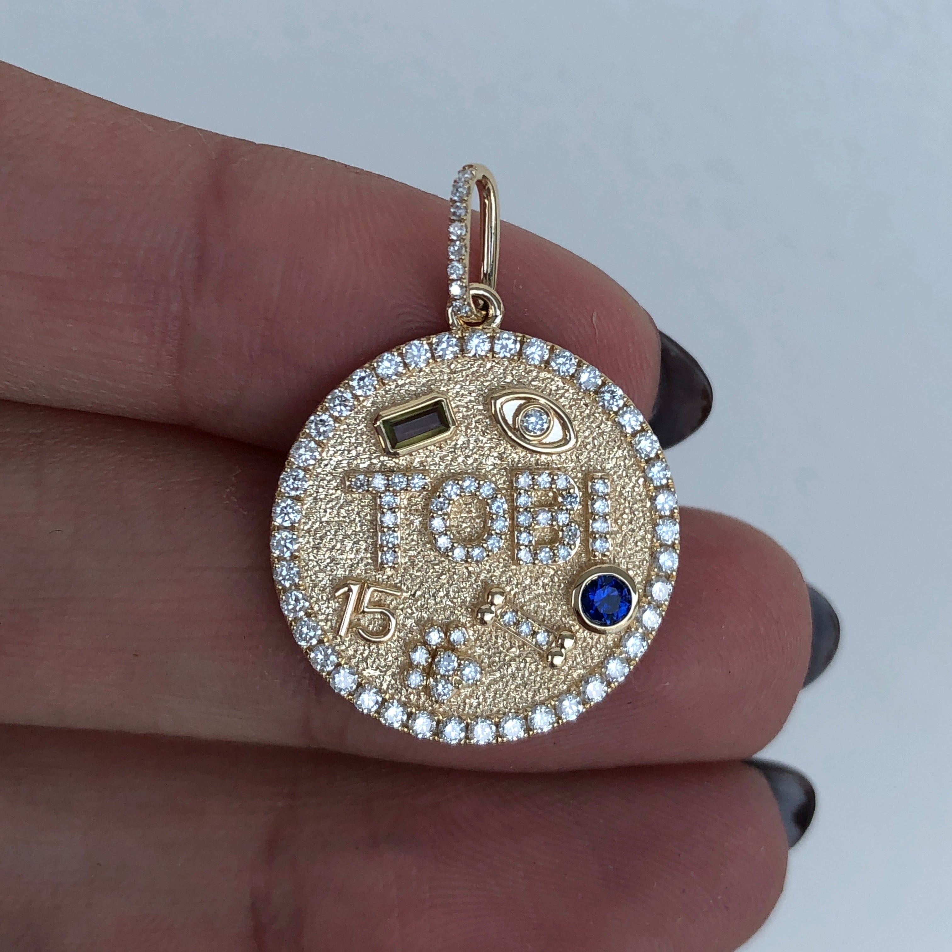 Vida Round Pendant