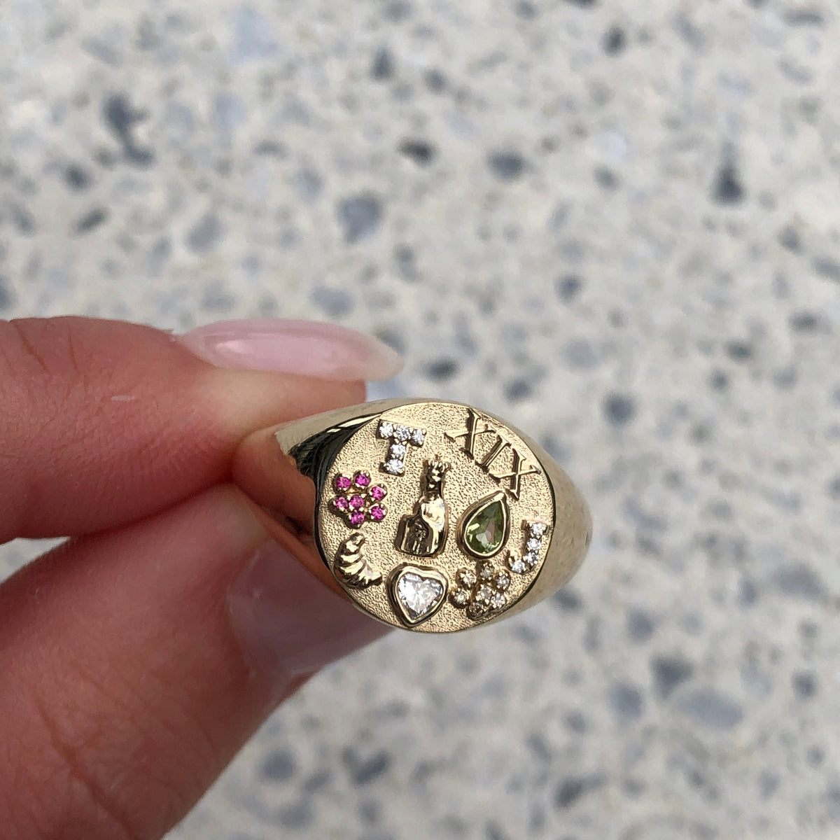 Vida Signet Ring